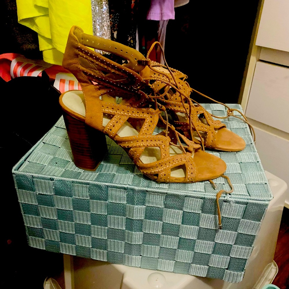 Leather cut out heeled sandals, w/ silver stud detail and laces